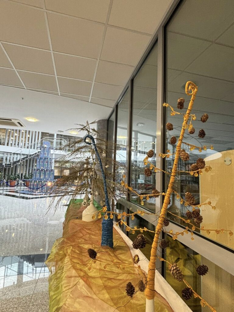 Takich choinek Olsztyn jeszcze nie widział! Informatycy i studenci zaskoczyli wszystkich. - Nietypowe choinki w Olsztynie. Kreatywne świąteczne drzewka zaskakują pomysłowością