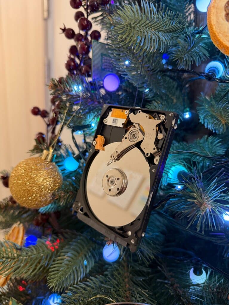 Takich choinek Olsztyn jeszcze nie widział! Informatycy i studenci zaskoczyli wszystkich. - Nietypowe choinki w Olsztynie. Kreatywne świąteczne drzewka zaskakują pomysłowością