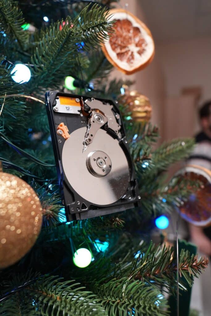 Takich choinek Olsztyn jeszcze nie widział! Informatycy i studenci zaskoczyli wszystkich. - Nietypowe choinki w Olsztynie. Kreatywne świąteczne drzewka zaskakują pomysłowością