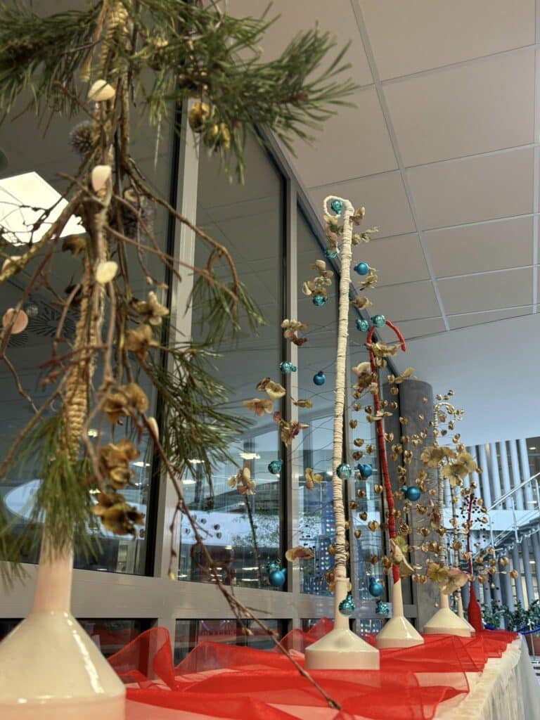 Takich choinek Olsztyn jeszcze nie widział! Informatycy i studenci zaskoczyli wszystkich. - Nietypowe choinki w Olsztynie. Kreatywne świąteczne drzewka zaskakują pomysłowością