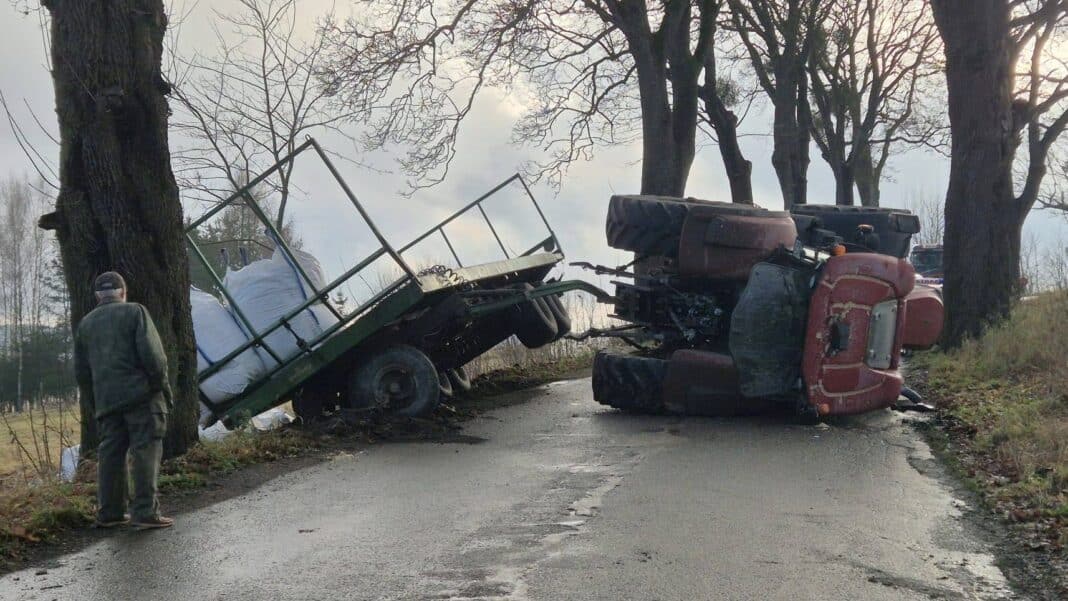 ciągnik z dłużycą wywrócony