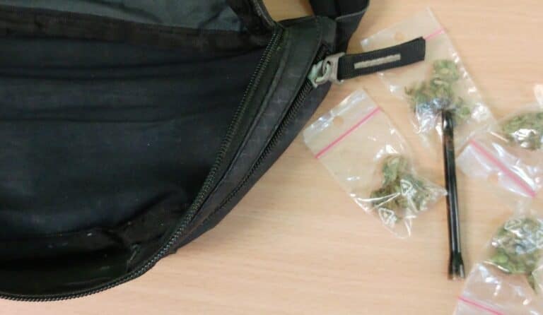 16-latek chciał się wyluzować przed lekcjami. Trafił z fifką w ustach na zastępcę komendanta