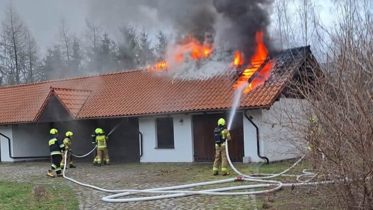 gaszenie dachu przez strażaków