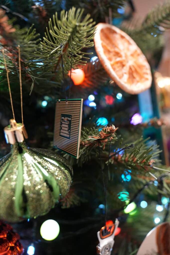 Takich choinek Olsztyn jeszcze nie widział! Informatycy i studenci zaskoczyli wszystkich. - Nietypowe choinki w Olsztynie. Kreatywne świąteczne drzewka zaskakują pomysłowością