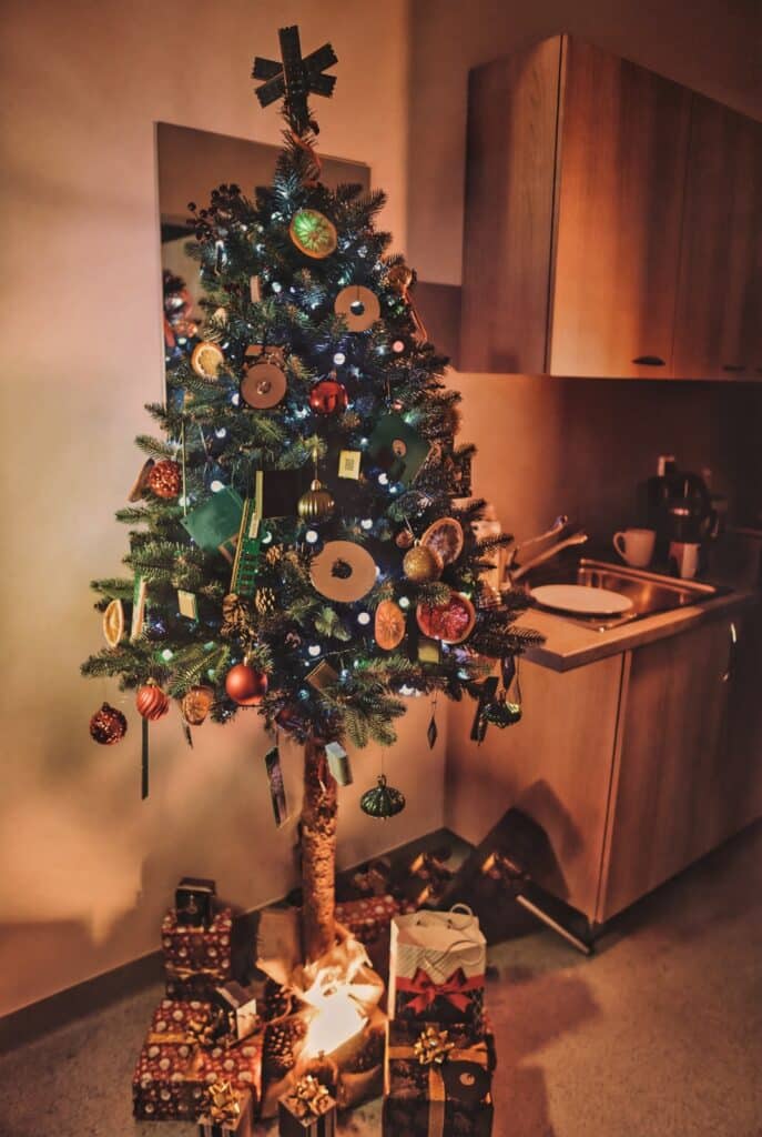 Takich choinek Olsztyn jeszcze nie widział! Informatycy i studenci zaskoczyli wszystkich. - Nietypowe choinki w Olsztynie. Kreatywne świąteczne drzewka zaskakują pomysłowością