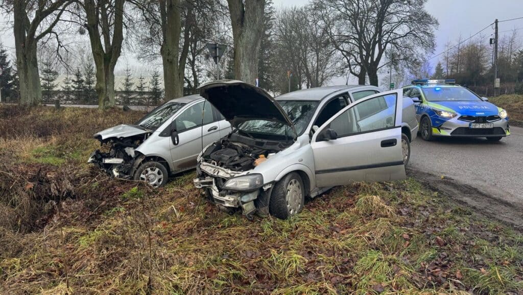Zderzenie Opla z Mercedesem. - 18-latka nie ustąpiła pierwszeństwa. Jedna osoba trafiła do szpitala