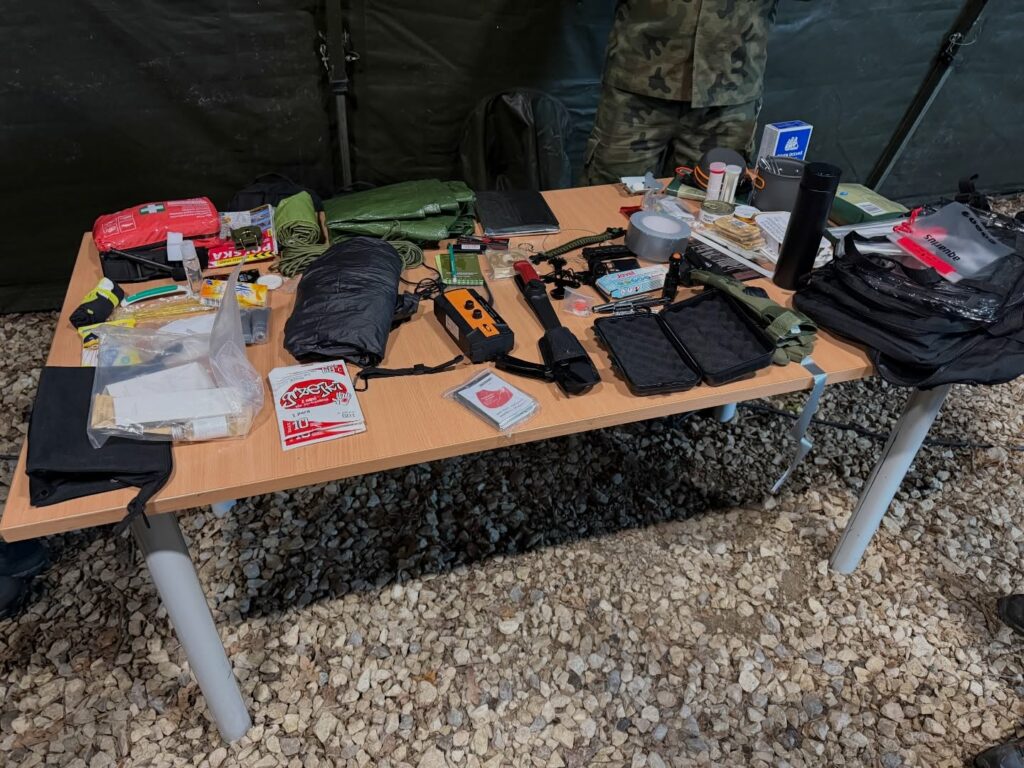 Minister Maciej Wróbel wziął udział w szkoleniu survivalowowym WOT. - MON uruchamia darmowe kursy przetrwania. Minister Wróbel sam przeszedł szkolenie