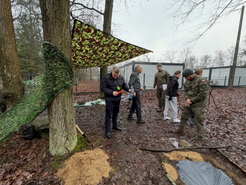 Minister Maciej Wróbel wziął udział w szkoleniu survivalowowym WOT. - MON uruchamia darmowe kursy przetrwania. Minister Wróbel sam przeszedł szkolenie