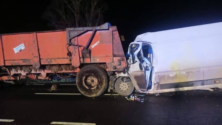 bus uderzył w przyczepę