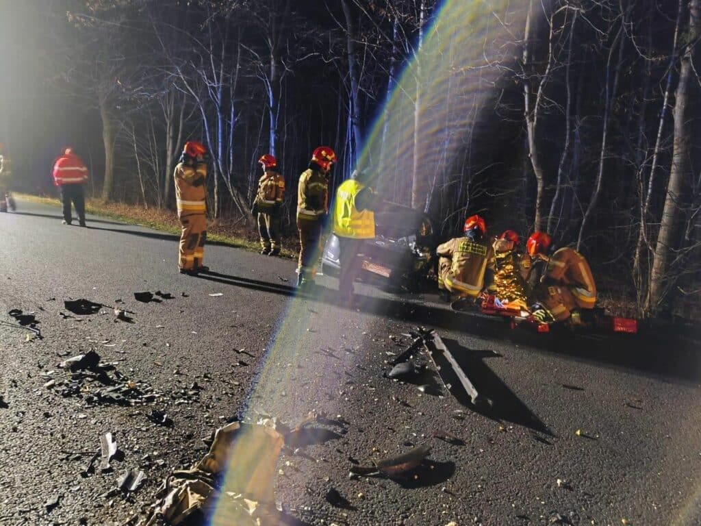 Wypadek na drodze powiatowej. - Zderzenie osobówki z dostawczakiem. Jedna osoba trafiła do szpitala