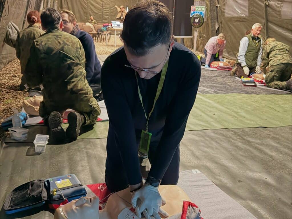 Minister Maciej Wróbel wziął udział w szkoleniu survivalowowym WOT. - MON uruchamia darmowe kursy przetrwania. Minister Wróbel sam przeszedł szkolenie