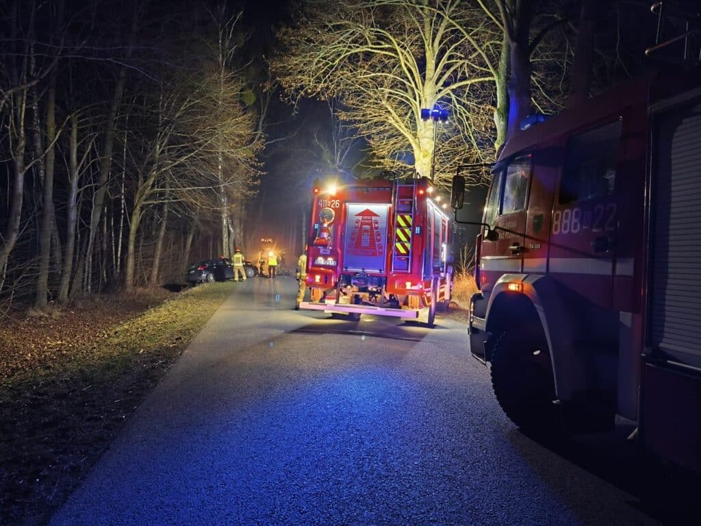Wypadek na drodze powiatowej. - Zderzenie osobówki z dostawczakiem. Jedna osoba trafiła do szpitala