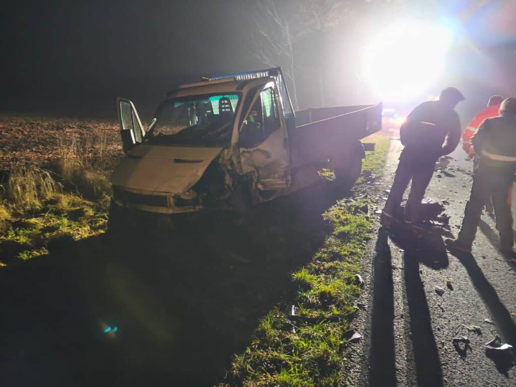 Wypadek na drodze powiatowej. - Zderzenie osobówki z dostawczakiem. Jedna osoba trafiła do szpitala