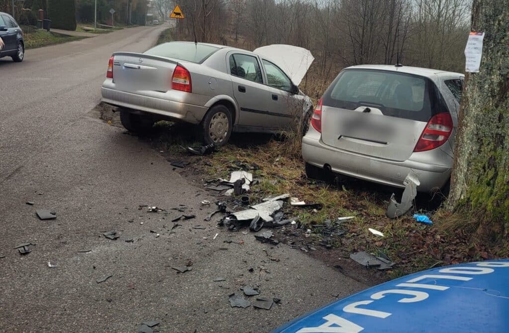 Zderzenie Opla z Mercedesem. - 18-latka nie ustąpiła pierwszeństwa. Jedna osoba trafiła do szpitala