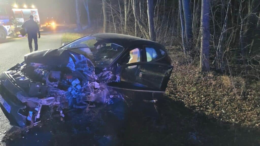 Wypadek na drodze powiatowej. - Zderzenie osobówki z dostawczakiem. Jedna osoba trafiła do szpitala