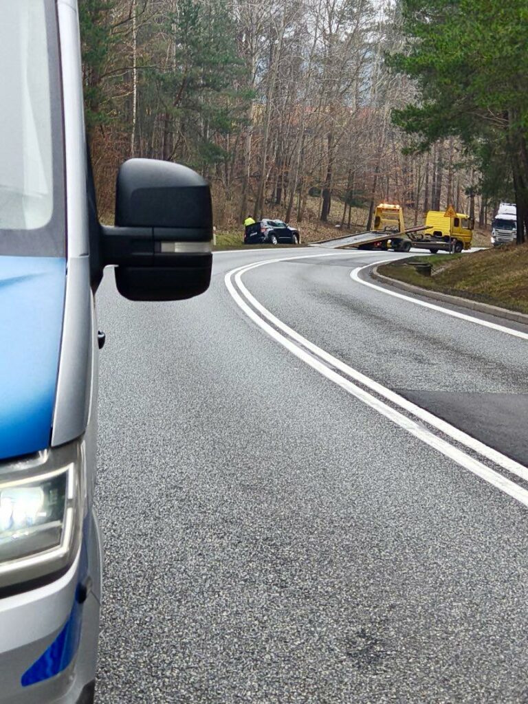 Samochód prowadzony przez 56-latkę znalazł sie w rowie. - DK 16: Jeep wypadł z drogi na łuku. Są utrudnienia