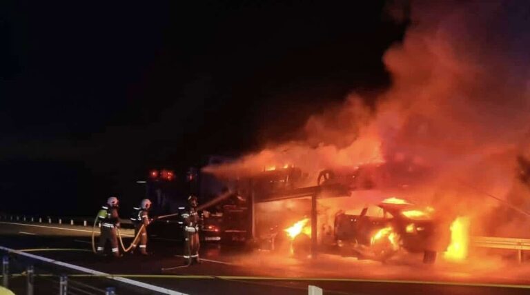 pożar lawety z autami