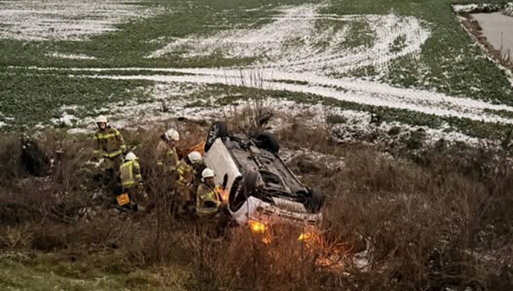 Najpierw Volkswagen, potem Chrysler wylądował w rowie. - Ta droga zamieniła się w pułapkę. Auto za autem dachowało na tej samej trasie