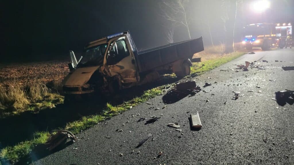 Wypadek na drodze powiatowej. - Zderzenie osobówki z dostawczakiem. Jedna osoba trafiła do szpitala