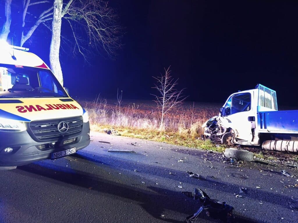 Wypadek na drodze powiatowej. - Zderzenie osobówki z dostawczakiem. Jedna osoba trafiła do szpitala