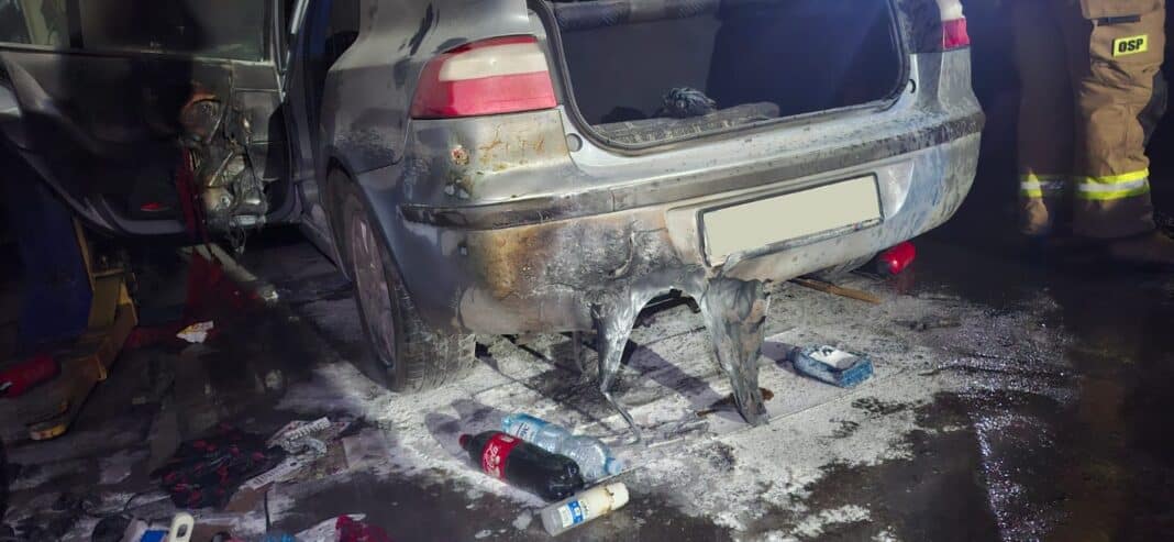 spalony samochód w garażu