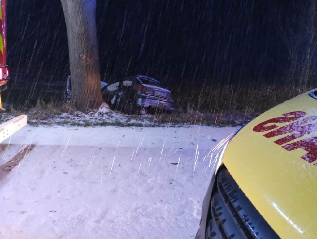 Kierowca nie mógł sam opuścić auta. Strażacy musieli użyć narzędzi hydraulicznych. - Samochód z nastolatkami rozbił się o drzewo. Dwie osoby trafiły do szpitala