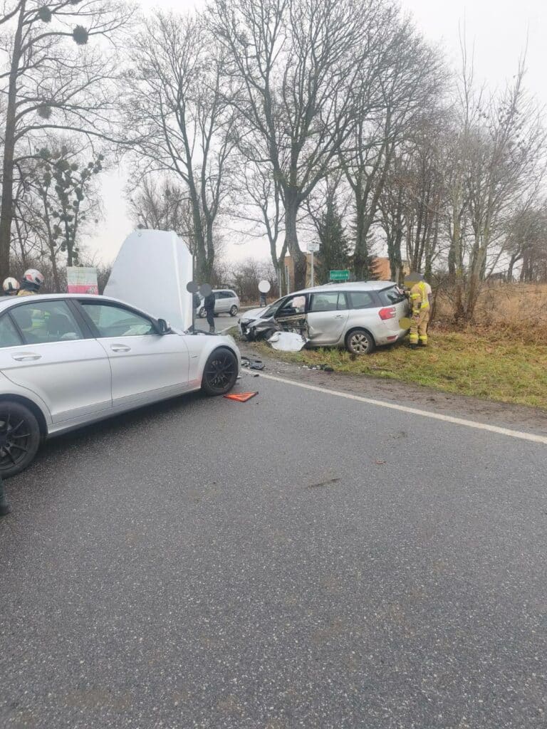 Groźne czołowe zderzenie na DK16. - Poważny wypadek. Czołowe zderzenie dwóch osobówek na DK16
