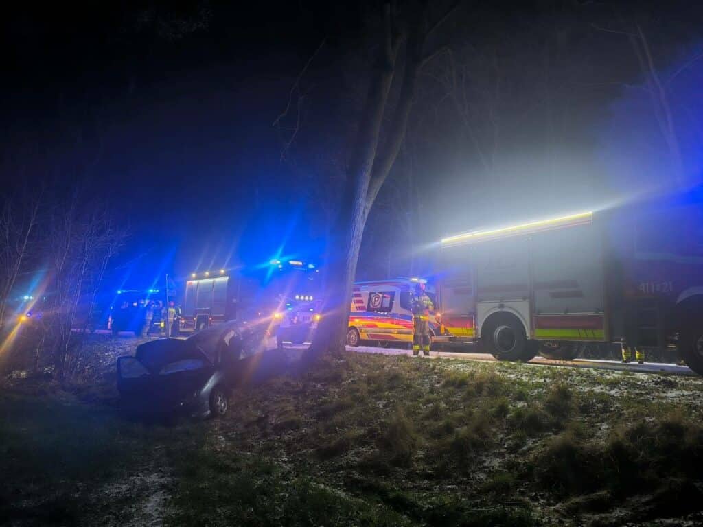 Kierowca nie mógł sam opuścić auta. Strażacy musieli użyć narzędzi hydraulicznych. - Samochód z nastolatkami rozbił się o drzewo. Dwie osoby trafiły do szpitala