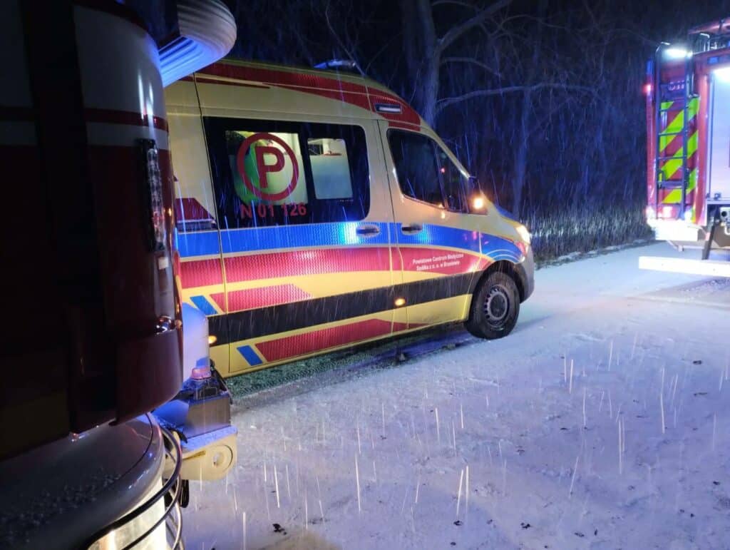 Kierowca nie mógł sam opuścić auta. Strażacy musieli użyć narzędzi hydraulicznych. - Samochód z nastolatkami rozbił się o drzewo. Dwie osoby trafiły do szpitala