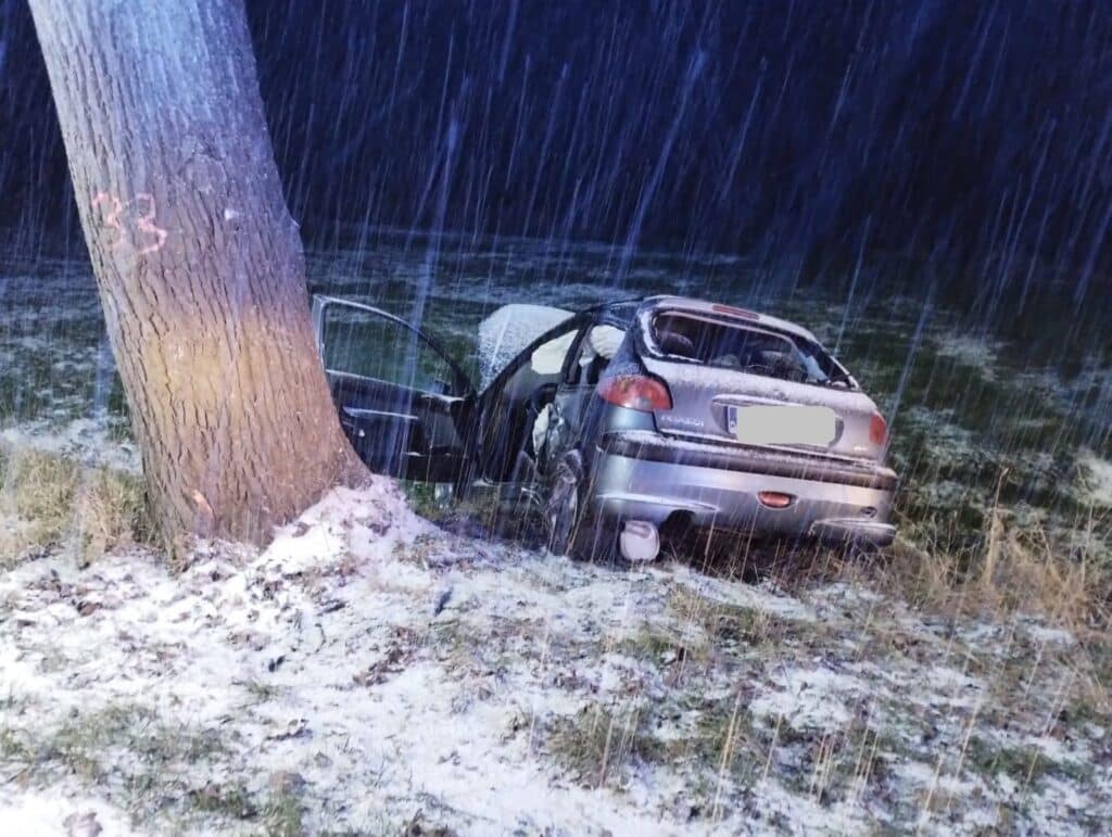 Kierowca nie mógł sam opuścić auta. Strażacy musieli użyć narzędzi hydraulicznych. - Samochód z nastolatkami rozbił się o drzewo. Dwie osoby trafiły do szpitala