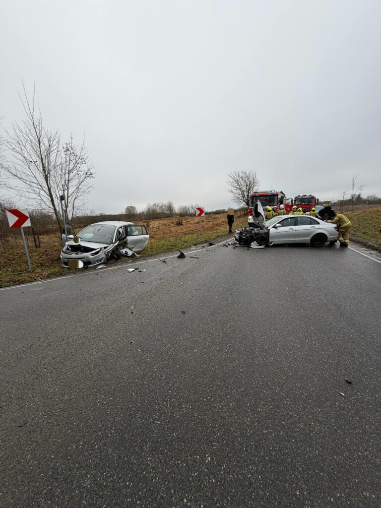 Groźne czołowe zderzenie na DK16. - Poważny wypadek. Czołowe zderzenie dwóch osobówek na DK16
