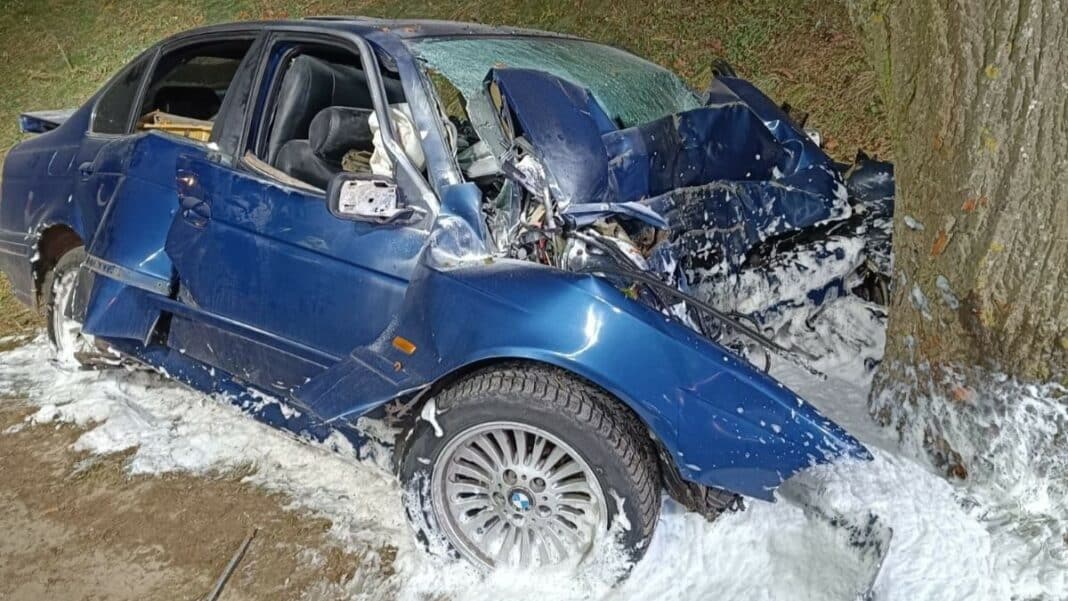 Wigilijna śmierć na trasie. BMW uderzyło w drzewo