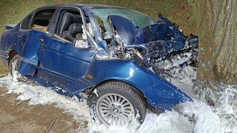 Wigilijna śmierć na trasie. BMW uderzyło w drzewo