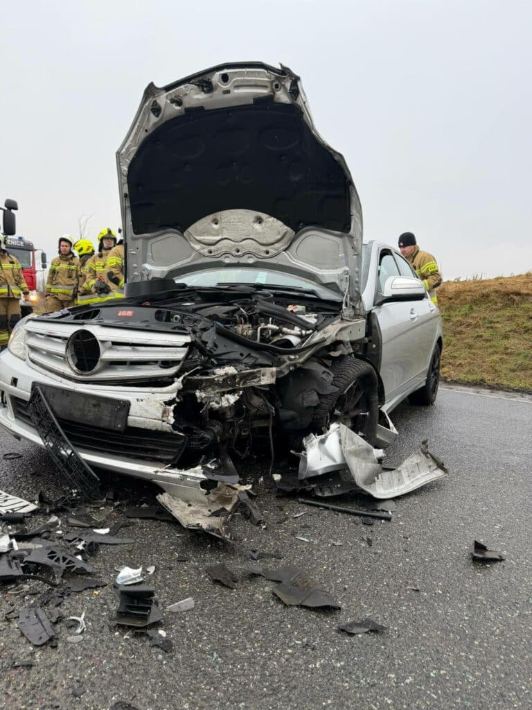 Groźne czołowe zderzenie na DK16. - Poważny wypadek. Czołowe zderzenie dwóch osobówek na DK16