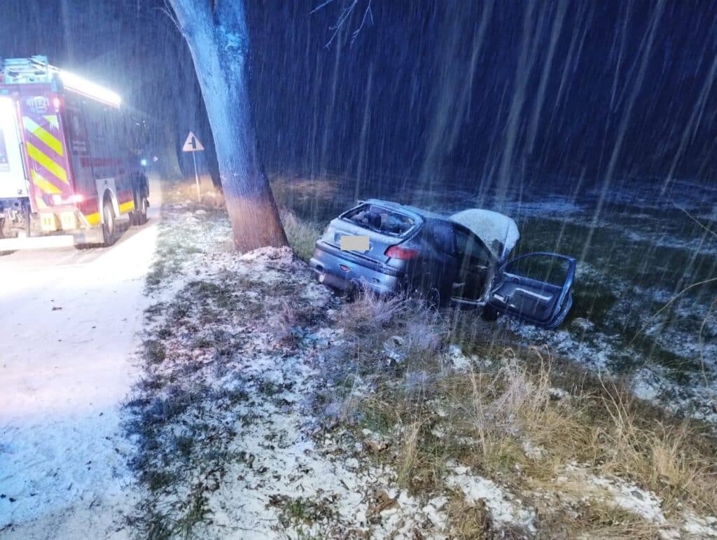 Kierowca nie mógł sam opuścić auta. Strażacy musieli użyć narzędzi hydraulicznych. - Samochód z nastolatkami rozbił się o drzewo. Dwie osoby trafiły do szpitala
