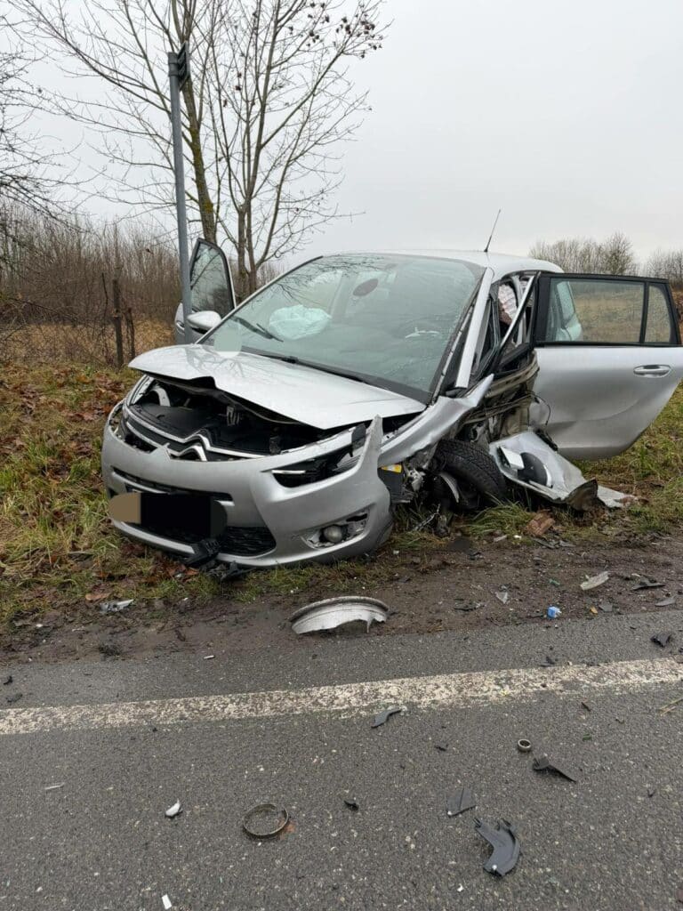 Groźne czołowe zderzenie na DK16. - Poważny wypadek. Czołowe zderzenie dwóch osobówek na DK16
