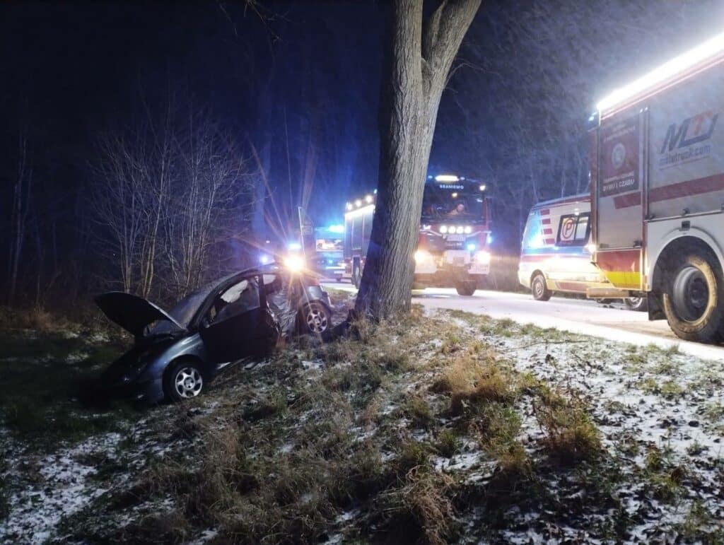 Kierowca nie mógł sam opuścić auta. Strażacy musieli użyć narzędzi hydraulicznych. - Samochód z nastolatkami rozbił się o drzewo. Dwie osoby trafiły do szpitala