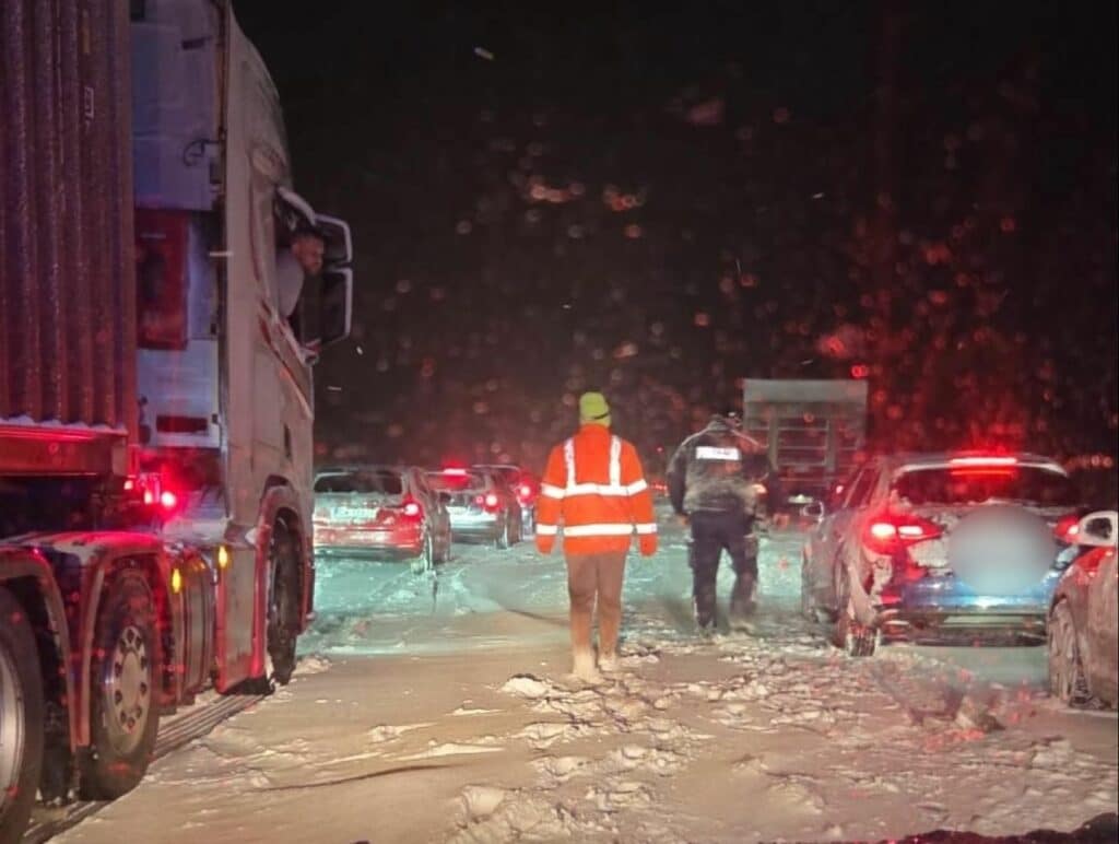 Sytuacja ma związek z trudnymi warunkami atmosferycznymi - Droga S7 całkowicie zablokowana. Trasa nieprzejezdna w obu kierunkach