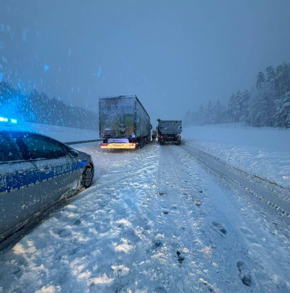 Ruch na kolejnej trasie stanął. - Trasa S51 Olsztyn - Olsztynek nieprzejezdna. Samochody stoją w śniegu