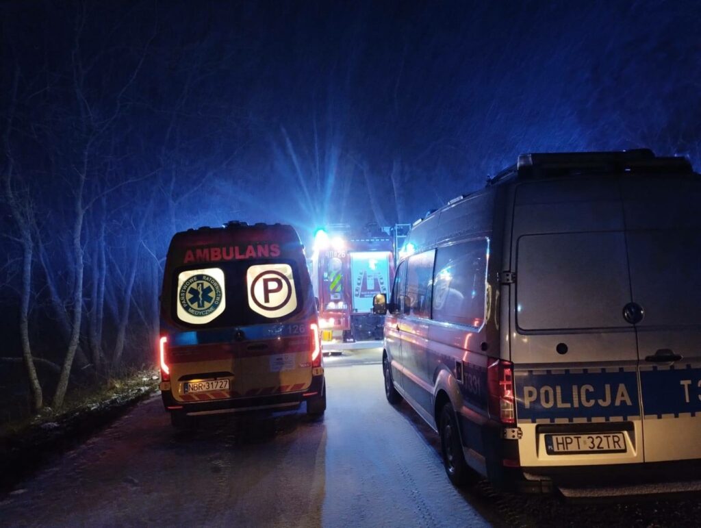Kierowca nie mógł sam opuścić auta. Strażacy musieli użyć narzędzi hydraulicznych. - Samochód z nastolatkami rozbił się o drzewo. Dwie osoby trafiły do szpitala