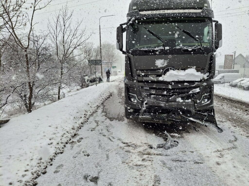 Samochód zgnieciony, zepchnięty i wywrócony na dach. - Osobówka wjechała pod ciężarówkę. Auto 69-latka zostało staranowane