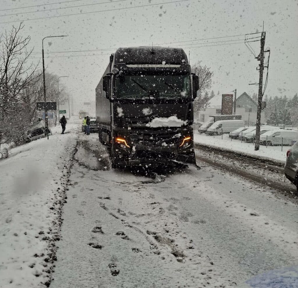 Samochód zgnieciony, zepchnięty i wywrócony na dach. - Osobówka wjechała pod ciężarówkę. Auto 69-latka zostało staranowane