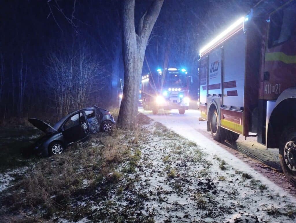 Kierowca nie mógł sam opuścić auta. Strażacy musieli użyć narzędzi hydraulicznych. - Samochód z nastolatkami rozbił się o drzewo. Dwie osoby trafiły do szpitala