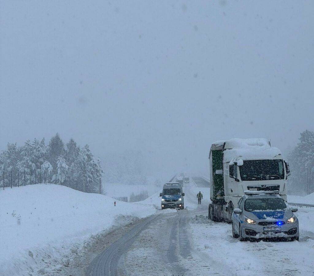 Ruch na kolejnej trasie stanął. - Trasa S51 Olsztyn - Olsztynek nieprzejezdna. Samochody stoją w śniegu