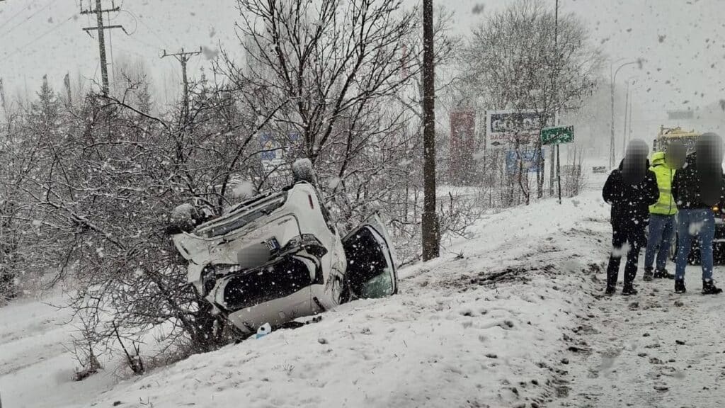 osobówka zepchnięta do rowu przez samochód ciężarowy