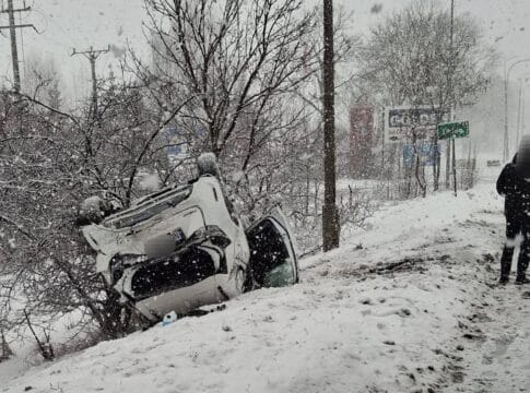 osob&oacute;wka zepchnięta do rowu przez samoch&oacute;d ciężarowy