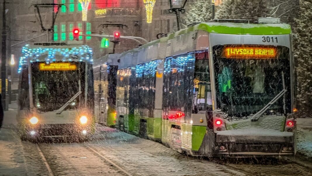 tramwaje jadące w śniegu zimą