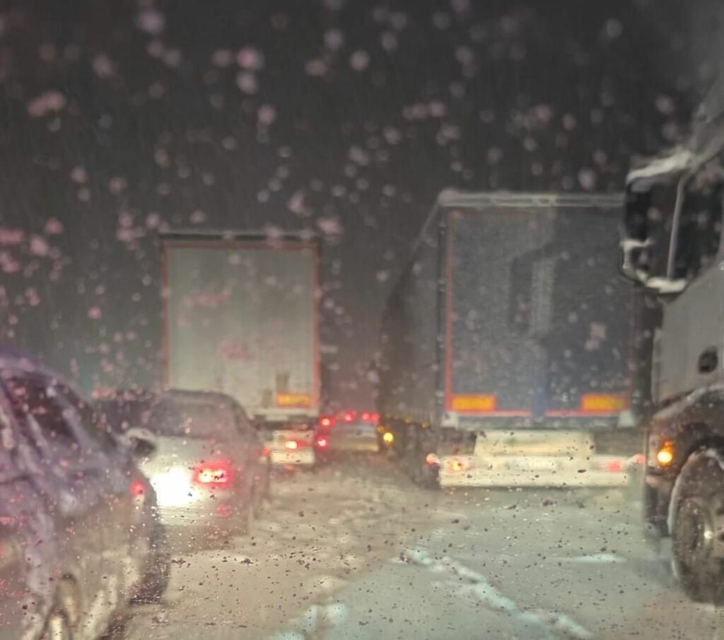 Sytuacja ma związek z trudnymi warunkami atmosferycznymi - Droga S7 całkowicie zablokowana. Trasa nieprzejezdna w obu kierunkach