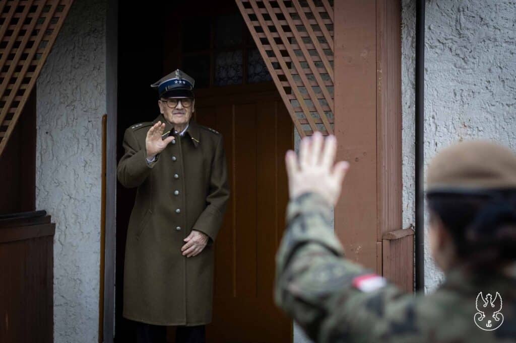 Przed świętami zapukali do drzwi kombatantów. - Terytorialsi odwiedzili kombatantów na Warmii i Mazurach