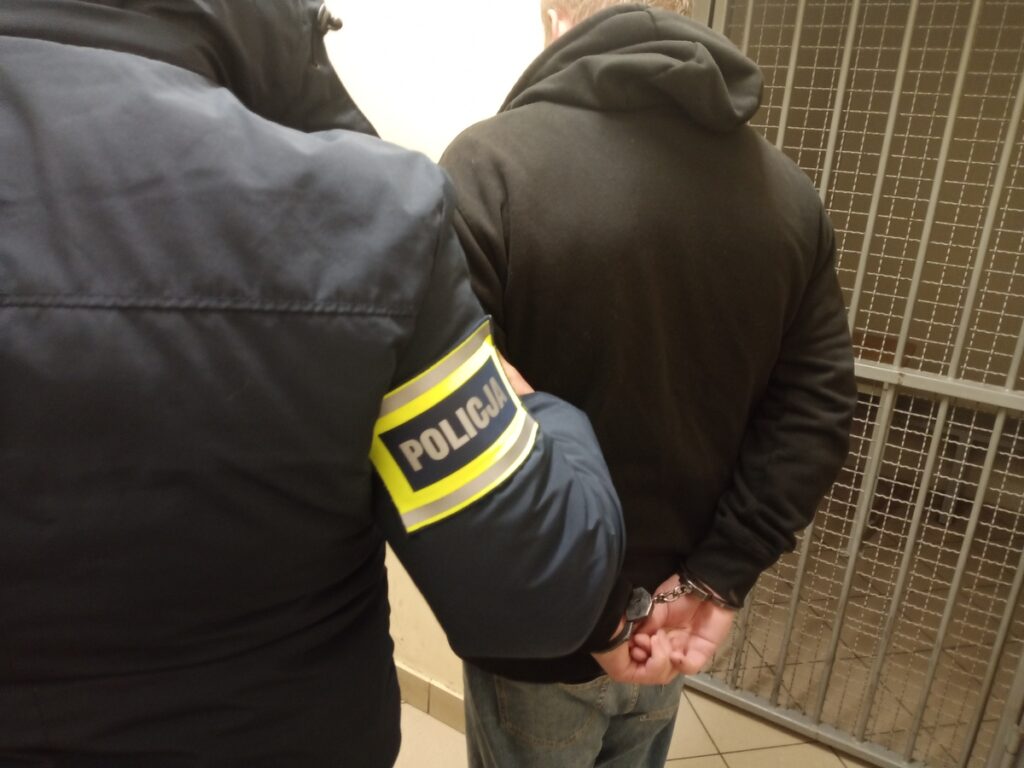 Myślisz, że znasz swoich sąsiadów? - Policyjna akcja na olsztyńskim Zatorzu. Dwóch 31-latków zatrzymanych w mieszkaniu